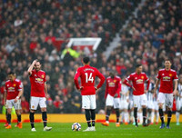 [ẢNH] Mourinho cay đắng, sao M.U thất thểu khi dâng cúp vô địch cho Man City