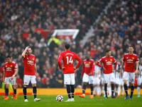 [ẢNH] Mourinho cay đắng, sao M.U thất thểu khi dâng cúp vô địch cho Man City