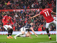 [ẢNH] Mourinho cay đắng, sao M.U thất thểu khi dâng cúp vô địch cho Man City