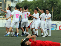 [ẢNH] THPT Trương Định lên ngôi vô địch sau loạt luân lưu nghẹt thở