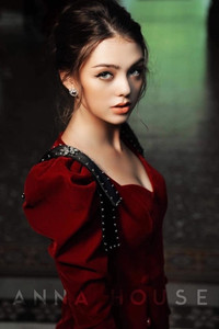 [ẢNH] Vẻ đẹp 'vạn người mê' của người mẫu Ukraine dính tin đồn yêu Bùi Tiến Dũng