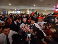 Chùm ảnh Giggs và Scholes đến Hà Nội trong sự chào đón nồng nhiệt của fan M.U