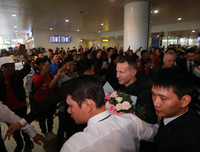 Chùm ảnh Giggs và Scholes đến Hà Nội trong sự chào đón nồng nhiệt của fan M.U