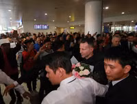 Chùm ảnh Giggs và Scholes đến Hà Nội trong sự chào đón nồng nhiệt của fan M.U