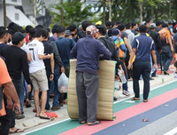 [ẢNH] Người Malaysia mang cả chăn, chiếu đi mua vé xem chung kết