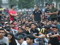 [ẢNH] Người Malaysia mang cả chăn, chiếu đi mua vé xem chung kết