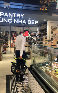 Vợ cũ MC Thành Trung công khai tình cảm với bạn trai Tây