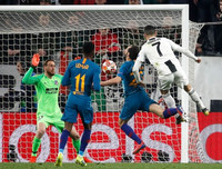 [ẢNH] Bạn gái xinh đẹp khóc nức nở nhìn Ronaldo thăng hoa