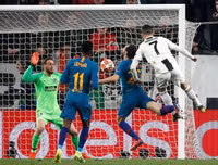 [ẢNH] Bạn gái xinh đẹp khóc nức nở nhìn Ronaldo thăng hoa