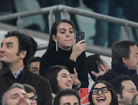 [ẢNH] Bạn gái xinh đẹp khóc nức nở nhìn Ronaldo thăng hoa