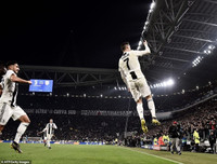 [ẢNH] Bạn gái xinh đẹp khóc nức nở nhìn Ronaldo thăng hoa