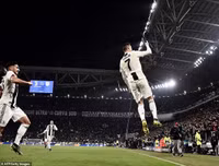 [ẢNH] Bạn gái xinh đẹp khóc nức nở nhìn Ronaldo thăng hoa