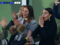 [ẢNH] Bạn gái xinh đẹp khóc nức nở nhìn Ronaldo thăng hoa