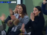 [ẢNH] Bạn gái xinh đẹp khóc nức nở nhìn Ronaldo thăng hoa