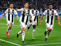 [ẢNH] Bạn gái xinh đẹp khóc nức nở nhìn Ronaldo thăng hoa