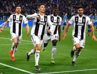 [ẢNH] Bạn gái xinh đẹp khóc nức nở nhìn Ronaldo thăng hoa