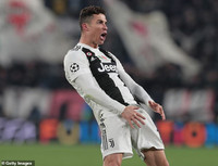[ẢNH] Bạn gái xinh đẹp khóc nức nở nhìn Ronaldo thăng hoa
