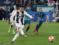 [ẢNH] Bạn gái xinh đẹp khóc nức nở nhìn Ronaldo thăng hoa