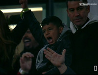 [ẢNH] Bạn gái xinh đẹp khóc nức nở nhìn Ronaldo thăng hoa