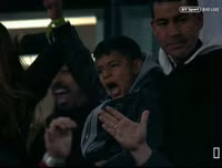 [ẢNH] Bạn gái xinh đẹp khóc nức nở nhìn Ronaldo thăng hoa