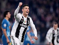 [ẢNH] Bạn gái xinh đẹp khóc nức nở nhìn Ronaldo thăng hoa