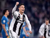 [ẢNH] Bạn gái xinh đẹp khóc nức nở nhìn Ronaldo thăng hoa