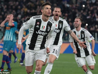 [ẢNH] Bạn gái xinh đẹp khóc nức nở nhìn Ronaldo thăng hoa