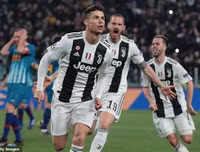 [ẢNH] Bạn gái xinh đẹp khóc nức nở nhìn Ronaldo thăng hoa