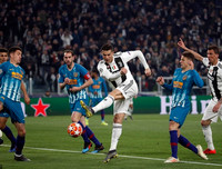 [ẢNH] Bạn gái xinh đẹp khóc nức nở nhìn Ronaldo thăng hoa