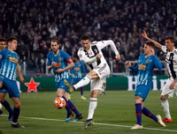[ẢNH] Bạn gái xinh đẹp khóc nức nở nhìn Ronaldo thăng hoa