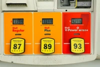 Giá xăng tại Mỹ tăng đột biến, ông Trump nói "không sao" 