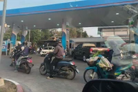 Giá xăng dầu tăng, gây hiệu ứng domino đổ xô đi mua trên khắp Thái Lan