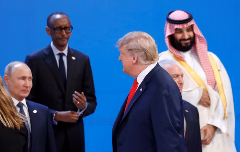 Tổng thống Trump không bắt tay hay chào hỏi ông Putin khi chụp ảnh nhóm