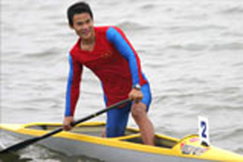 1. Bốn vận động viên bị tước huy chương tại SEA Games 22. Tại SEA Games 22 năm 2003, đoàn TTVN lần đầu tiên dẫn đầu bảng tổng sắp huy chương. Tuy nhiên, thành tích này không được vẹn toàn khi trong 5 VĐV bị phát hiện dính doping tại Đại hội, có đến 4 VĐV Việt Nam là Hồng Anh (canoeing, ảnh); Phạm Thị Dịu (lặn); Toàn Thắng (lặn); Mai Quỳnh (nhảy 3 bước). Dù không cố ý, nhưng họ vẫn bị tước huy chương và bị cấm thi đấu 2 năm. Rất may, đoàn TTVN vẫn bảo toàn được ngôi vị số 1 sau đó.