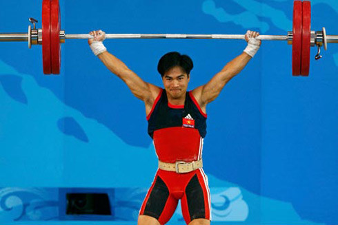 3. Hoàng Anh Tuấn (Cử tạ). Hoàng Anh Tuấn, người từng giành Huy chương Bạc tại Olympic 2008 hạng 58kg bị phát hiện dương tính với chất Oxilofrine - một chất nằm trong danh mục bị cấm của Liên đoàn Cử tạ thế giới (IWF) tại giải vô địch thế giới năm 2010. Anh bị phạt 5.000 USD và cấm thi đấu 2 năm. Sự nghiệp của Hoàng Anh Tuấn cũng chấm dứt từ đó, dù anh chỉ vô tình nạp Oxilofrine vào người sau một lần uống nước đóng chai ở Trung Quốc.