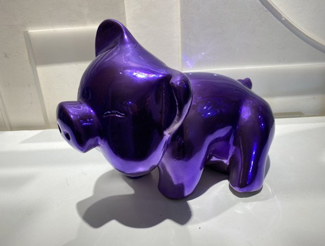 Tác phẩm: Con heo tím - Mã: IA 08. Kích thước: 32x20x18cm - Chất liệu: Compozite mạ nano màu - Năm sáng tác: 2019 - Nhà điêu khắc Phạm Thái Bình: sinh năm 1978. Phó chủ nhiệm khoa Nội thất & Mỹ Thuật Công Nghiệp trường Đại học Kiến trúc Hà Nội. Trưởng Bộ môn Điêu khắc, trường Đại học Kiến trúc Hà Nội