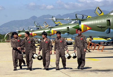 Phi công điều khiển Su-22M4 Trung đoàn 937 sau chuyến bay nhiệm vụ. Phi công điều khiển Su-22M4 Trung đoàn 937 sau chuyến bay nhiệm vụ.