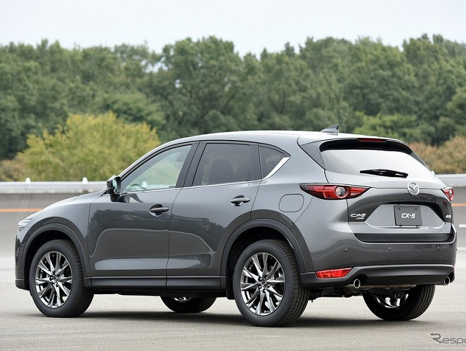 Về các trang bị an toàn, Mazda CX-5 2019 được trang bị thêm hệ thống G-Vectoring Control Plus, có tính năng can thiệp bằng lực phanh nhẹ vào bánh phù hợp để xe ôm cua gọn và chuẩn xác hơn. Về các trang bị an toàn, Mazda CX-5 2019 được trang bị thêm hệ thống G-Vectoring Control Plus, có tính năng can thiệp bằng lực phanh nhẹ vào bánh phù hợp để xe ôm cua gọn và chuẩn xác hơn.