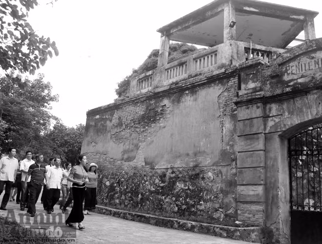 Nhà tù Sơn La được thực dân Pháp xây dựng năm 1908. Nơi đây đã giam giữ 1.007 lượt tù nhân cộng sản, là trường học, nơi ươm mầm "hạt giống đỏ" của cách mạng Việt Nam. Năm 2014, Thủ tướng Chính phủ đã ký quyết định xếp hạng Di tích Quốc gia đặc biệt Nhà tù Sơn La.