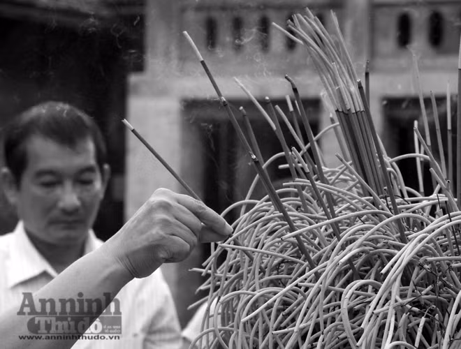 Những nén hương thành kính tưởng nhớ các lớp cha ông...