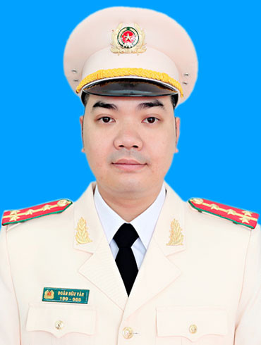 11. Chiến sĩ Cảnh sát giao thông tận tụy vì dân Là cán bộ Đội 3, Phòng Cảnh sát giao thông, CATP Hà Nội, Đại úy Doãn Hữu Văn đã 6 năm liền đạt danh hiệu Chiến sĩ thi đua cơ sở cùng nhiều Bằng khen, Giấy khen. Với chức năng đảm bảo trật tự an toàn giao thông, Đại úy Doãn Hữu Văn cùng các đồng đội không chỉ giúp các tuyến đường thông suốt, mà còn đấu tranh với các hành vi quanh co, che giấu của những người vi phạm hành chính về vận chuyển, mua bán hàng hóa không rõ nguồn gốc, báo cáo cấp trên. “Hàng ngày chiến sĩ Cảnh sát giao thông chúng tôi luôn tâm niệm rằng, giúp đỡ được một người dân dù việc nhỏ nhất cũng là niềm vui lớn rồi”, Đại úy Doãn Hữu Văn chia sẻ. 11. Chiến sĩ Cảnh sát giao thông tận tụy vì dân Là cán bộ Đội 3, Phòng Cảnh sát giao thông, CATP Hà Nội, Đại úy Doãn Hữu Văn đã 6 năm liền đạt danh hiệu Chiến sĩ thi đua cơ sở cùng nhiều Bằng khen, Giấy khen. Với chức năng đảm bảo trật tự an toàn giao thông, Đại úy Doãn Hữu Văn cùng các đồng đội không chỉ giúp các tuyến đường thông suốt, mà còn đấu tranh với các hành vi quanh co, che giấu của những người vi phạm hành chính về vận chuyển, mua bán hàng hóa không rõ nguồn gốc, báo cáo cấp trên. “Hàng ngày chiến sĩ Cảnh sát giao thông chúng tôi luôn tâm niệm rằng, giúp đỡ được một người dân dù việc nhỏ nhất cũng là niềm vui lớn rồi”, Đại úy Doãn Hữu Văn chia sẻ.