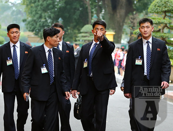 Cảnh vệ tiếp cận của Chủ tịch Triều Tiên Kim Jong -un là đội hình gồm 12 người thường chạy vòng quanh chiếc xe limousine khi xe di chuyển với tốc độ chậm để đảm bảo an toàn cho nhà lãnh đạo. Cảnh vệ tiếp cận của Chủ tịch Triều Tiên Kim Jong -un là đội hình gồm 12 người thường chạy vòng quanh chiếc xe limousine khi xe di chuyển với tốc độ chậm để đảm bảo an toàn cho nhà lãnh đạo.