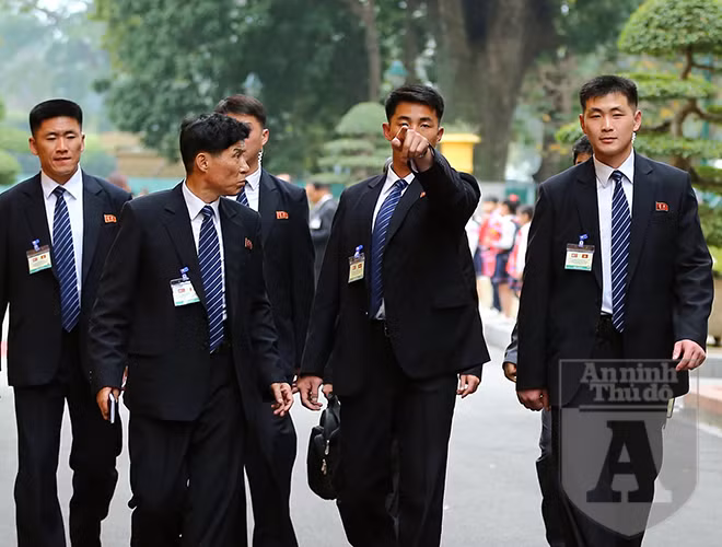 Cảnh vệ tiếp cận của Chủ tịch Triều Tiên Kim Jong -un là đội hình gồm 12 người thường chạy vòng quanh chiếc xe limousine khi xe di chuyển với tốc độ chậm để đảm bảo an toàn cho nhà lãnh đạo.