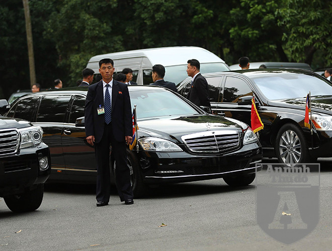 Một cảnh vệ Triều Tiên đứng canh gác tại xe chuyên dụng chở Chủ tịch Kim Jong - un. Một cảnh vệ Triều Tiên đứng canh gác tại xe chuyên dụng chở Chủ tịch Kim Jong - un.