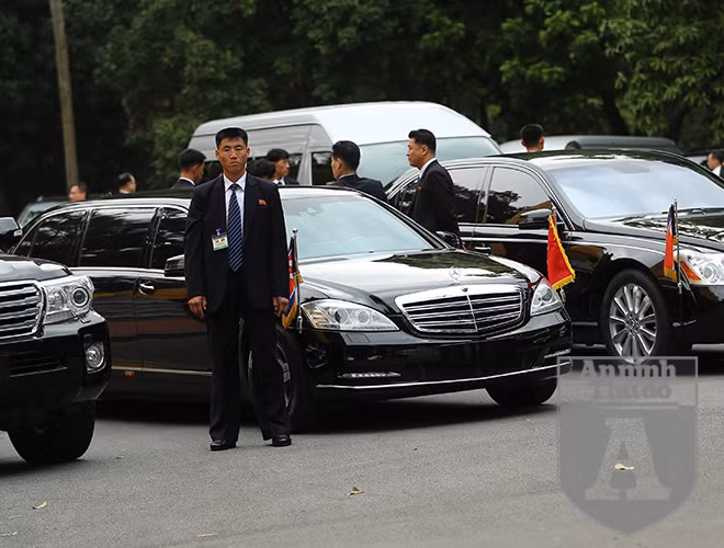 Một cảnh vệ Triều Tiên đứng canh gác tại xe chuyên dụng chở Chủ tịch Kim Jong - un.