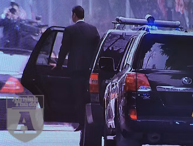 Đứng bên hông quan sát sẽ giúp các cảnh vệ tiếp cận khắc phục được việc hạn chế tầm nhìn nếu ngồi trong ô tô. Việc mở cửa sẵn cũng giúp các cảnh vệ tiếp cận di chuyển xuống xe nhanh hơn trong trường hợp cần thiết