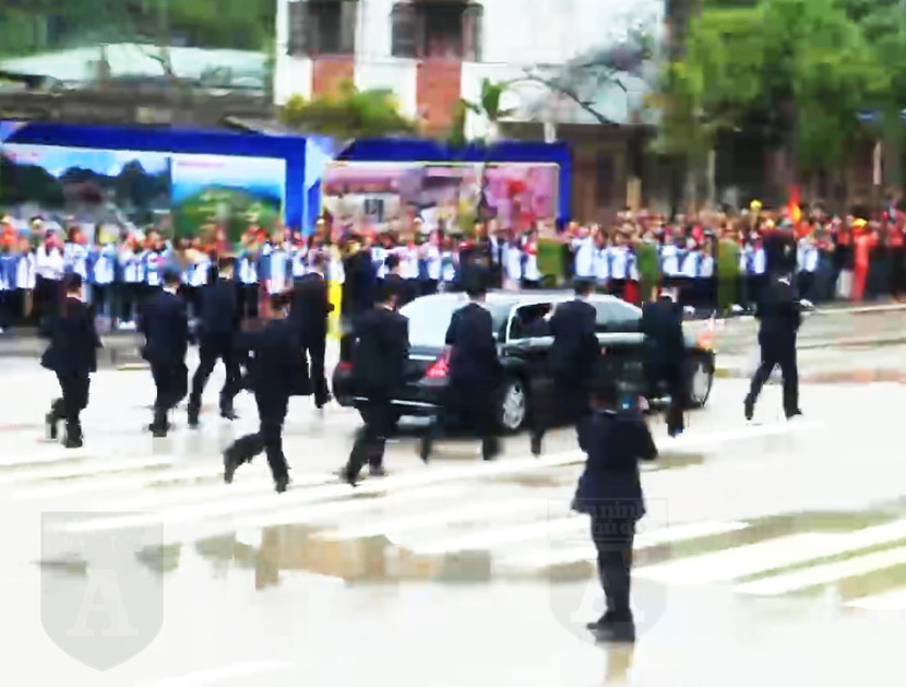 Bên cạnh đó, khi xe của Chủ tịch Triều Tiên Kim Jong - un di chuyển với tốc độ chậm, dàn vệ sĩ tạo thành vòng tròn bảo vệ 360 độ bao quanh nhà lãnh đạo để đảm bảo rằng những người đến gần và địa điểm xung quanh đều nằm trong tầm quan sát. Bên cạnh đó, khi xe của Chủ tịch Triều Tiên Kim Jong - un di chuyển với tốc độ chậm, dàn vệ sĩ tạo thành vòng tròn bảo vệ 360 độ bao quanh nhà lãnh đạo để đảm bảo rằng những người đến gần và địa điểm xung quanh đều nằm trong tầm quan sát.
