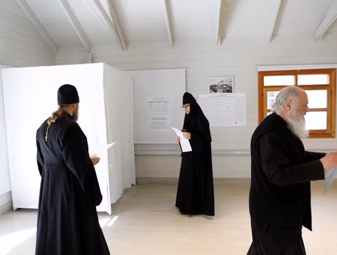 Những cử tri Nga đặc biệt là các giáo sĩ và nữ tu bỏ phiếu tại Jerusalem