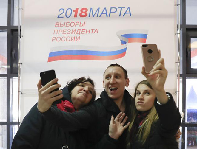 Cử tri tưng bừng... selfie tại một điểm bỏ phiếu chọn Tổng thống Nga ở Moscow