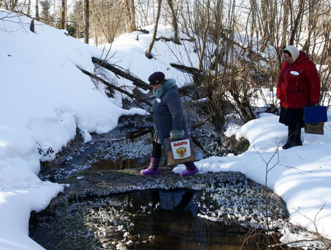 Thành viên của ủy ban bầu cử mang hòm phiếu di động tới phục vụ những cử tri không thể tới điểm bỏ phiếu, ở Vùng Smolensk